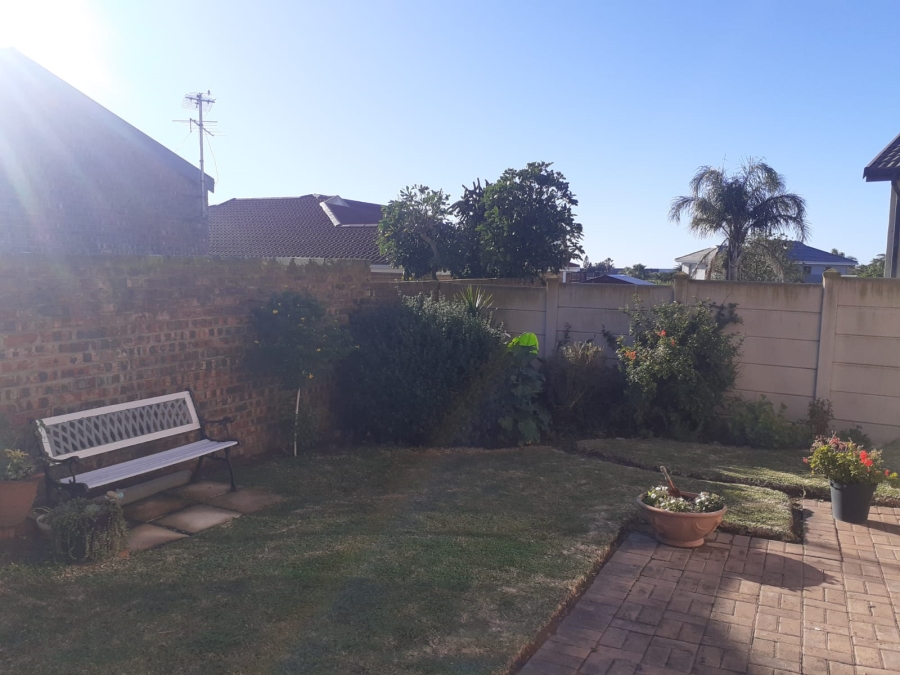 To Let 2 Bedroom Property for Rent in Wavecrest Eastern Cape